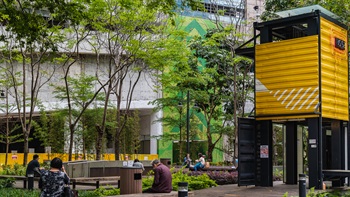 The yellow vertical container is a focus in the park showcasing a large scale light installation entitled <i>"The Light of Industry"</i>. At night, its colourful light effects symbolise the vibrant industrial culture of East Kowloon and yearns for a robust growth.